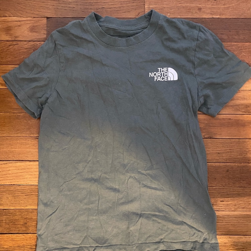 Green north face tee